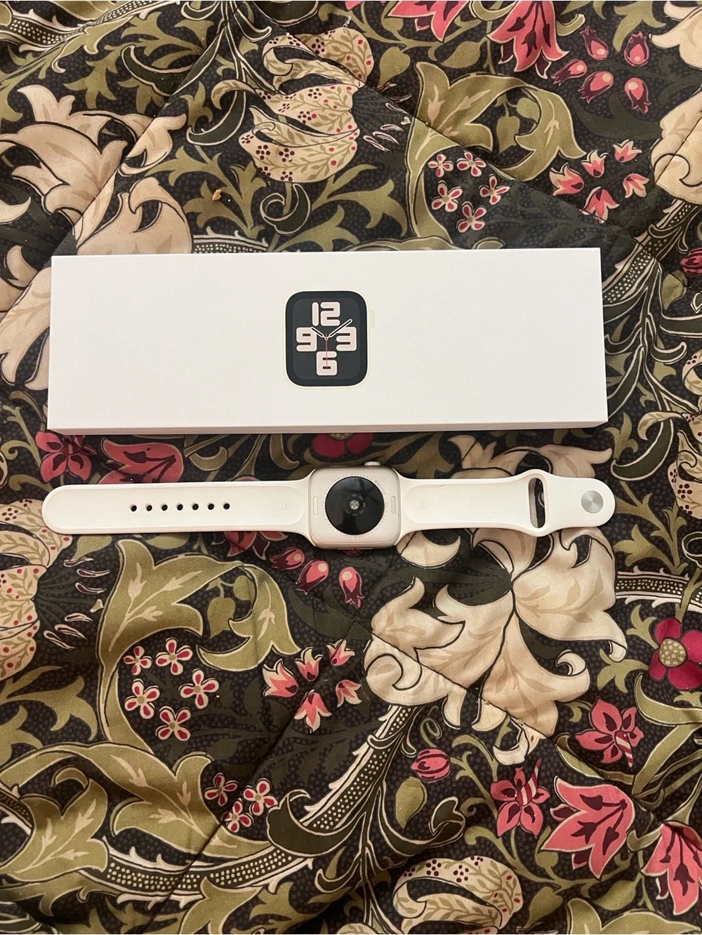 Apple Starlight Smartwatch 44 mm GPS SE2  in box-White plus accessories